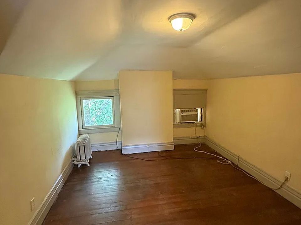 2nd image of 207 Bradford St
