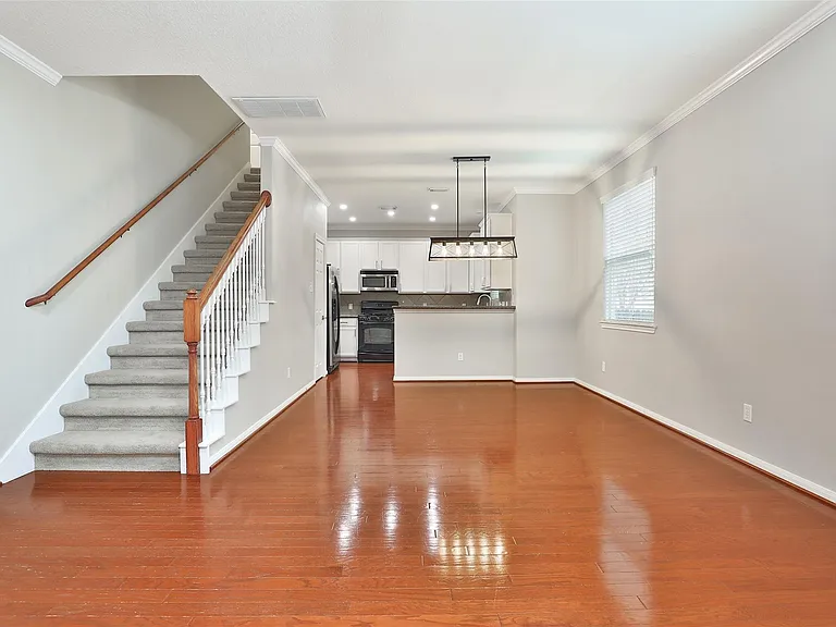1422 W 24th St — Photo 1