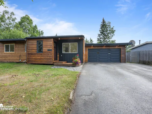 1511 Ermine St, Anchorage, AK 99504