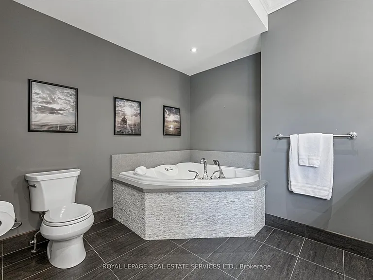 335 Lakeshore Rd W — Photo 28