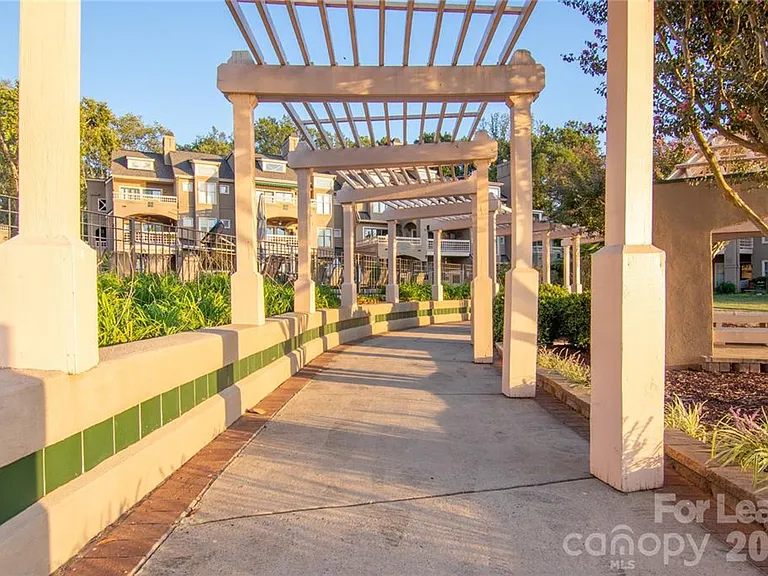 646 Portside Dr — Photo 28