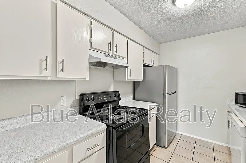 2 bed, 1.0 bath, 900 sqft, $1,275 — Photo 2