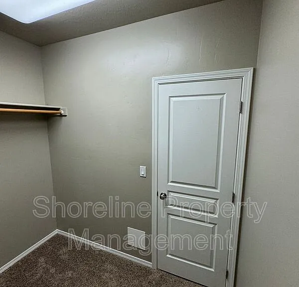 511 Diamond Lake St — Photo 8