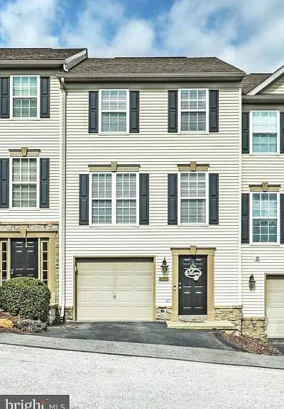 2723 Foxshire Dr — Photo 1