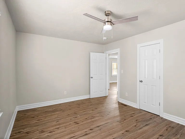 1430 S Campbell Ave — Photo 15