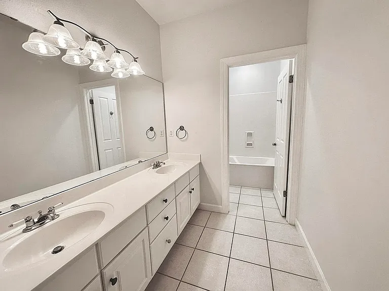 Primary bedroom en suite bathroom