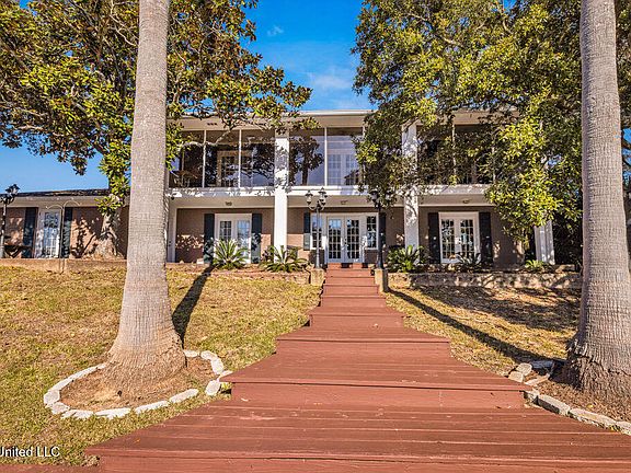 3rd image of 20 Villa Cove Dr