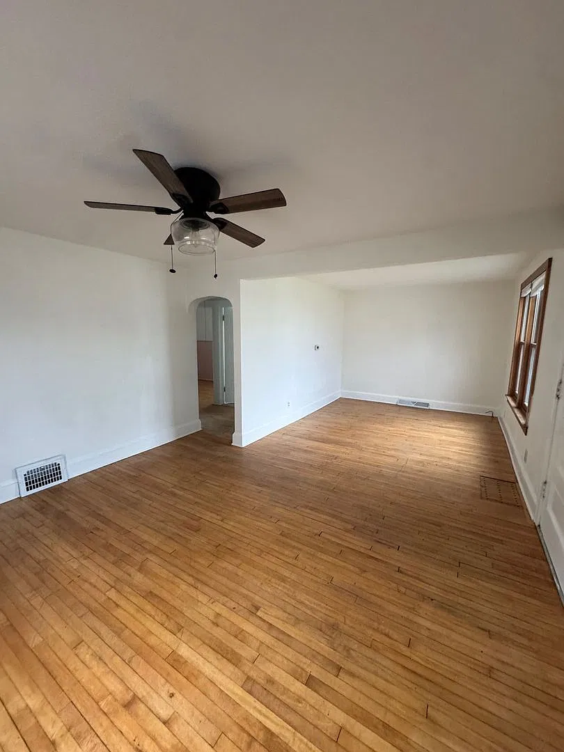 4 Bed/ 1 Bath Home!! Bedroom Rentals for Students 9-10 Month Lease — Photo 3
