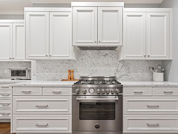 Gourmet kitchen with Bertazzoni stove and Carrara marble countertops