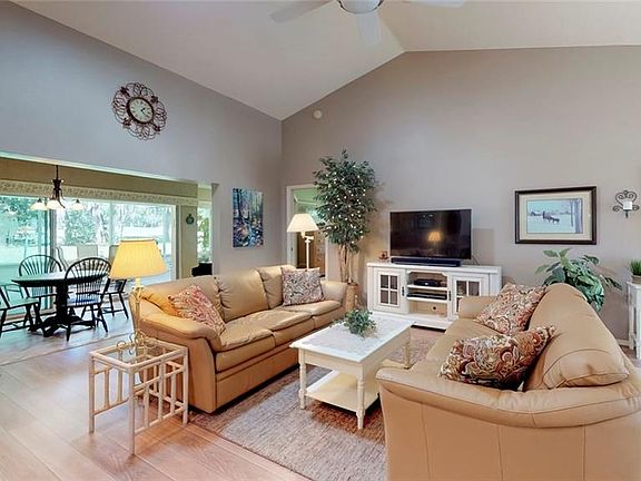 5th image of 165 E Ireland Ct