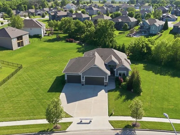 19024 Theden St, Spring Hill, KS 66083