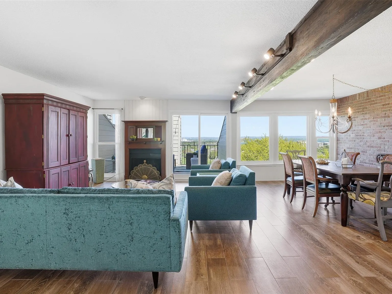 2 bed, 1.5 bath, 1321 sqft, $1,695 — Photo 1