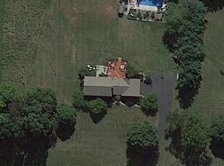 18 Powder Horn Rd, Flemington, NJ 08822