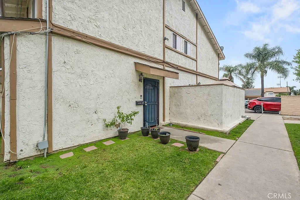 3 bed, 1167 sqft, $2,900 — Photo 2