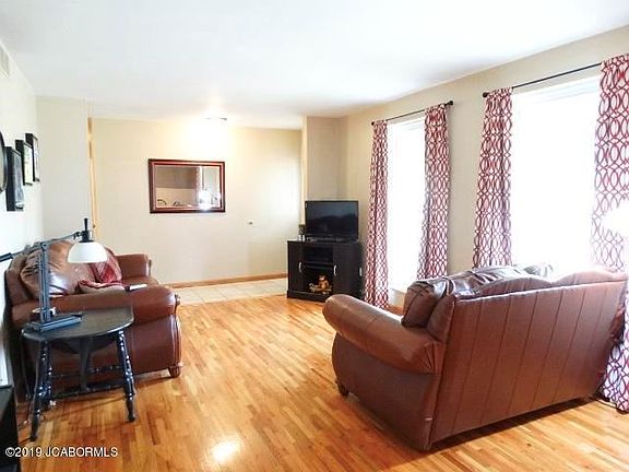 4th image of 210 Belair Dr