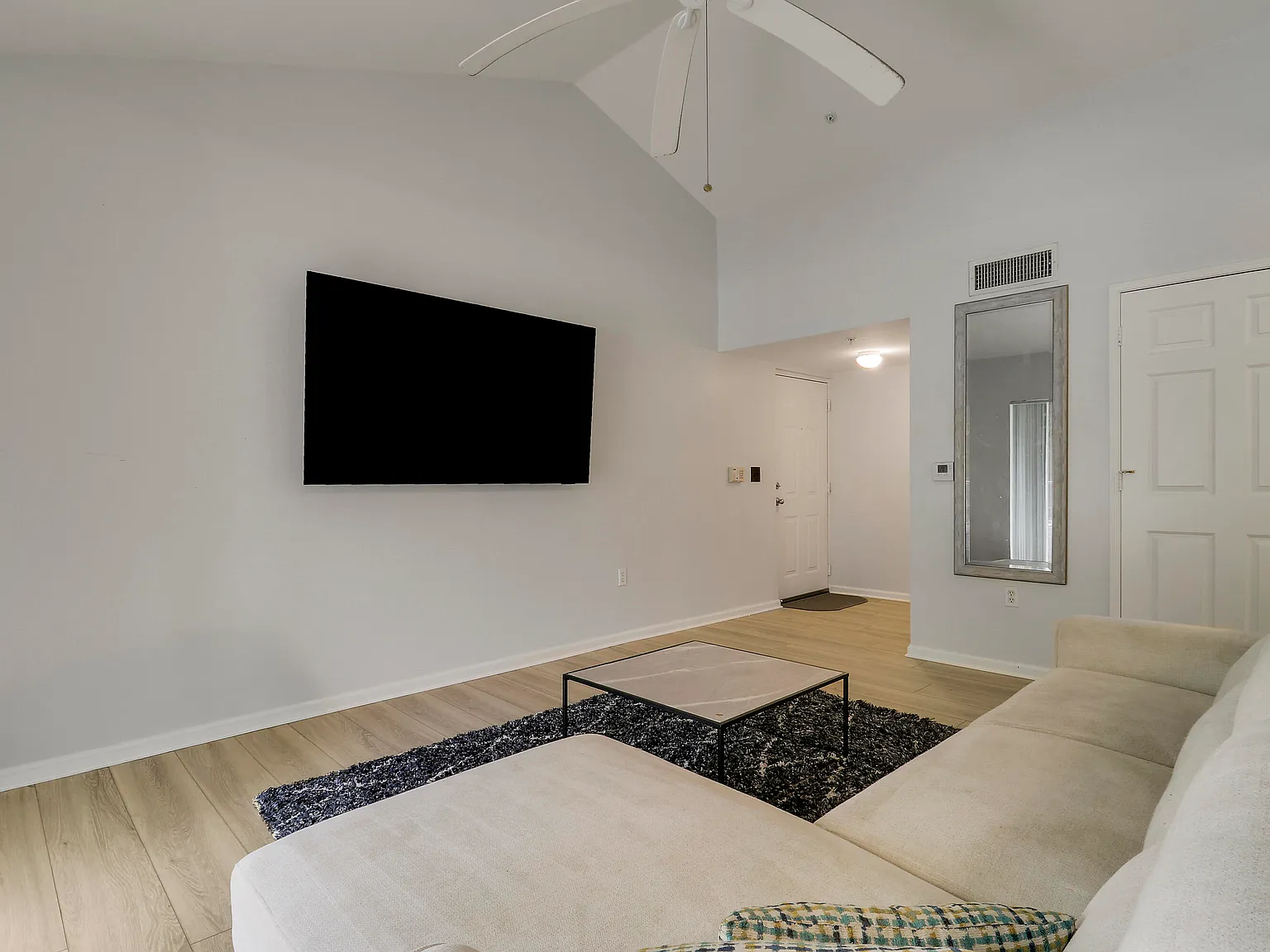1 bed, 1.0 bath, 707 sqft, $2,000 — Photo 1