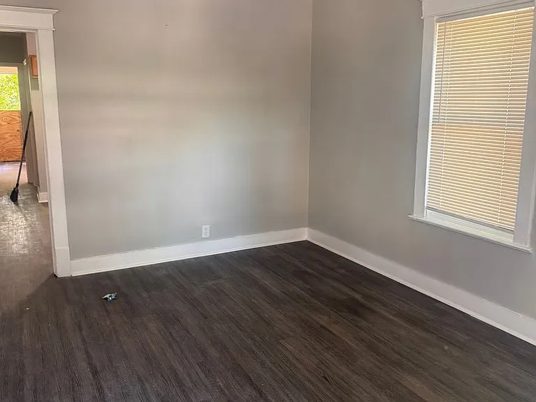 1724 W Ormsby Ave — Photo 2