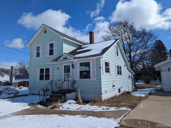 319 Schoolcraft Ave, Manistique, MI 49854