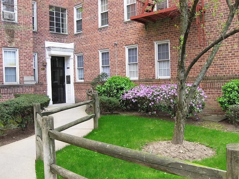 Beautifully maintained 2 bedroom, 1 bath