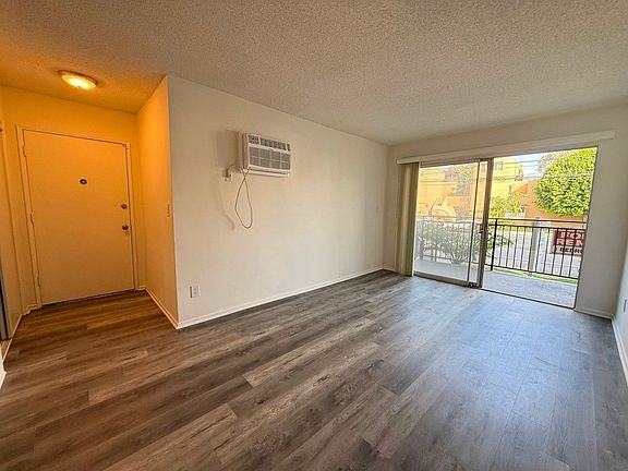 4th image of 11116 Moorpark St #101