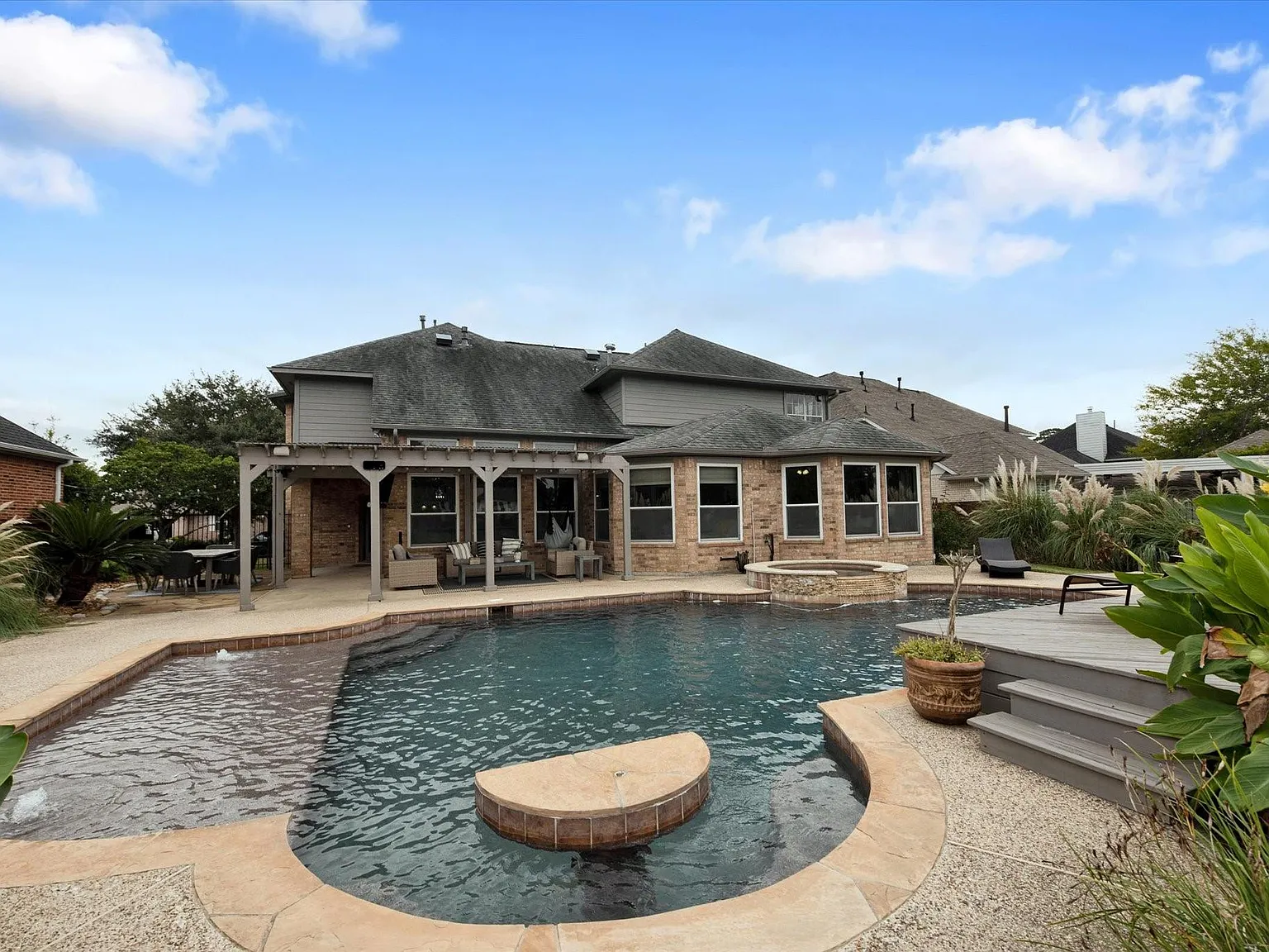 7 bed, 3.5 bath, 3702 sqft, $10,500 — Photo 2