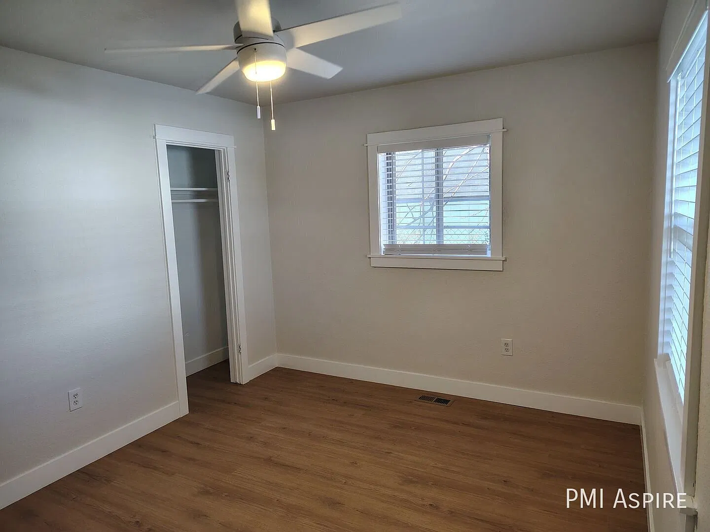Charming 2 Bedroom with Private Fenced Yard in Lakewood — Photo 4