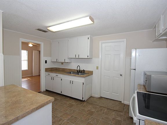 2nd image of 354 Armas Ave