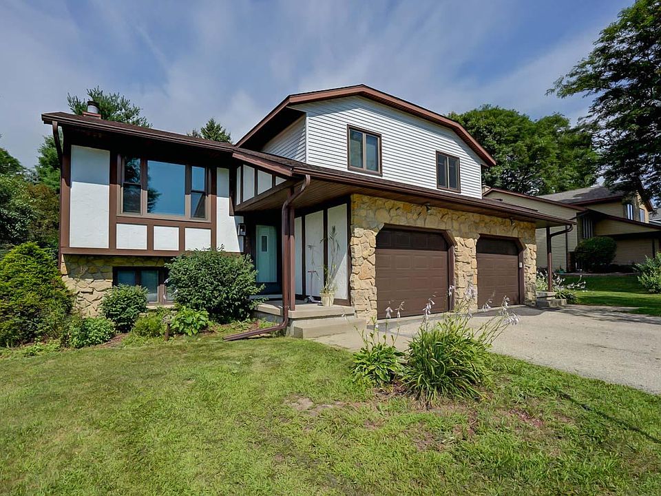 Duplex 3 bed/2 bath, 1.5 car garage, finished basement