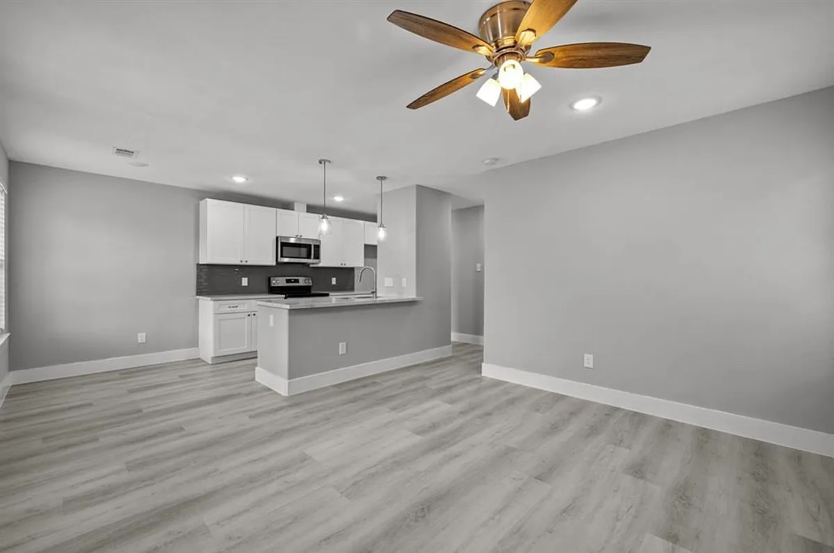 Building Photo - 1010 Clinton Park St #B