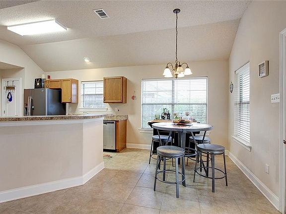 4th image of 28 Tuscany Dr