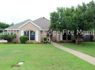 513 Coker Valley Dr, Kennedale, TX 76060