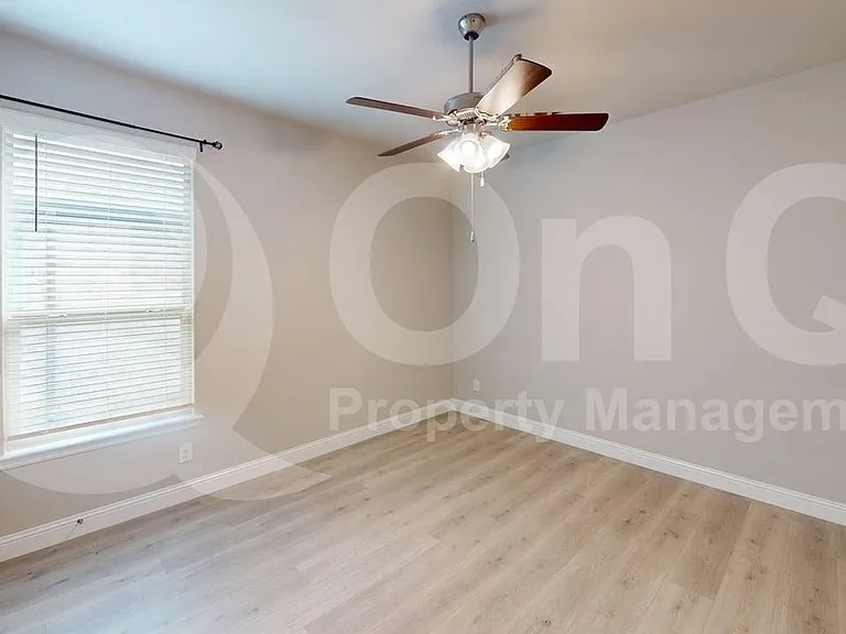 1005 Whitehall Ln — Photo 15