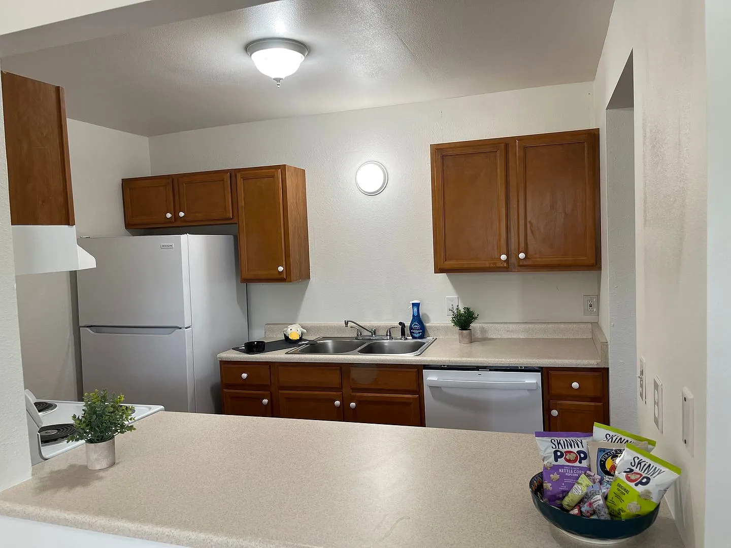 Yarrow Apartments — Photo 2