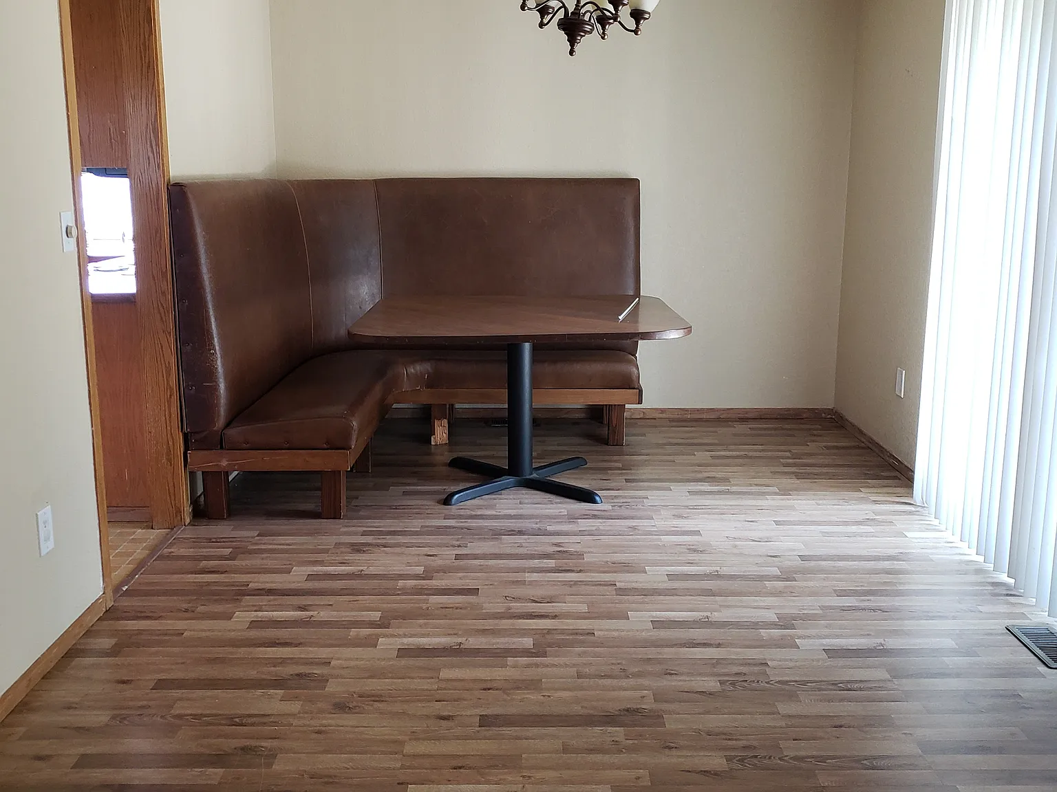 4 bed, 3272 sqft, $4,000 — Photo 4