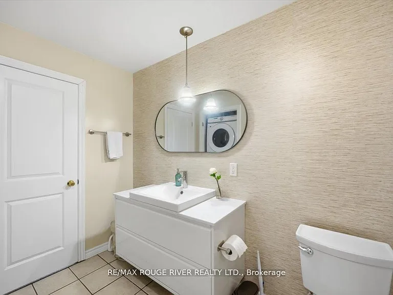 135 James St S #1401 — Photo 17