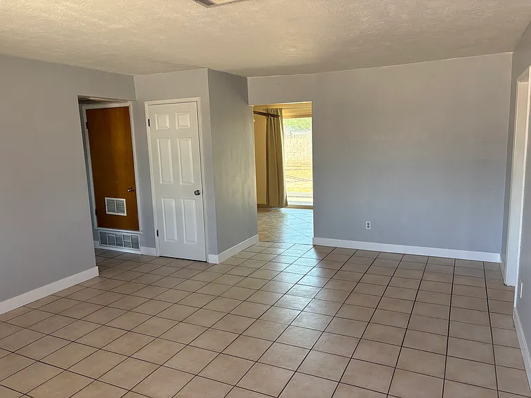 1208 W Laird St — Photo 22