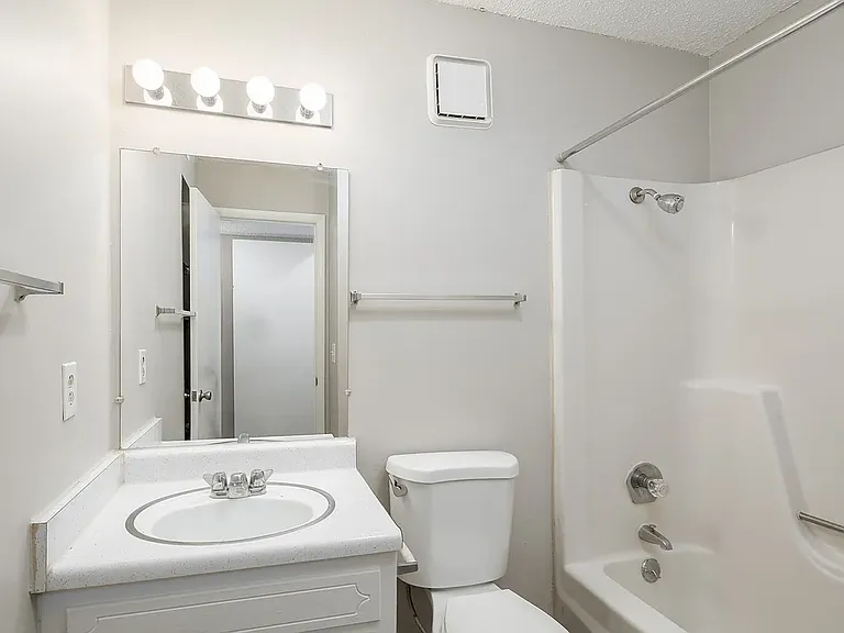 Hartford House Apartments — Photo 7