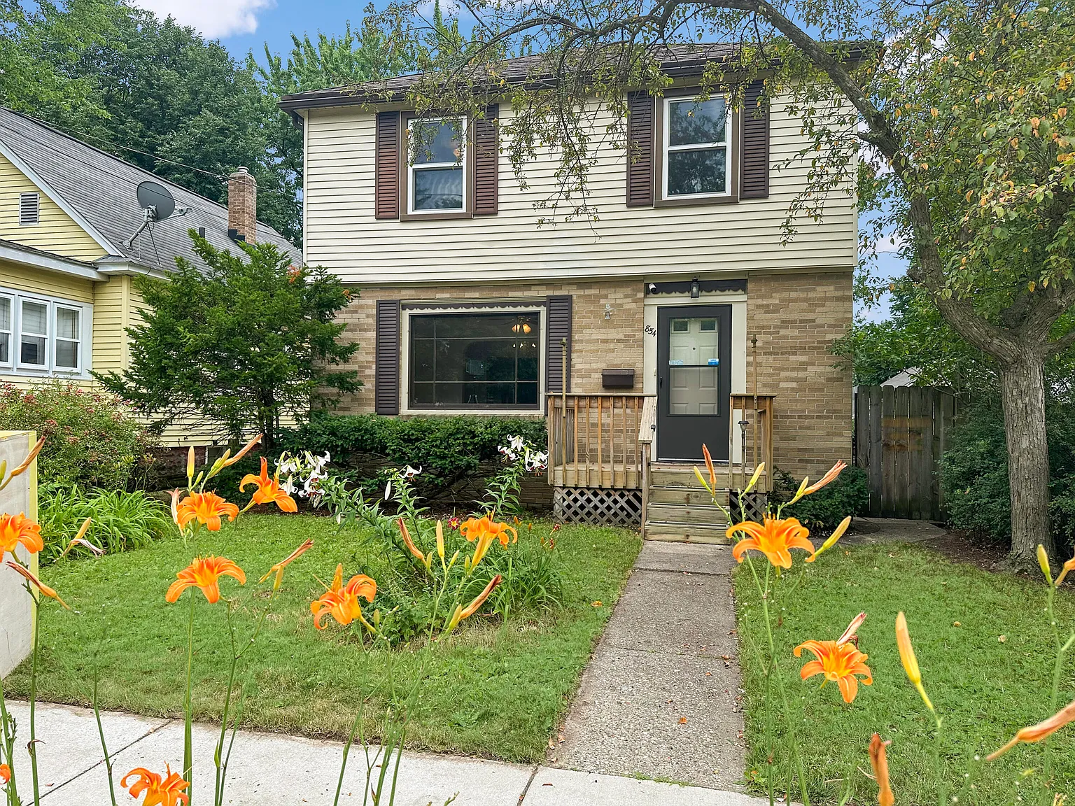 854 Merritt St SE photo 1