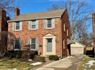 1752 Hampton Rd, Grosse Pointe Woods, MI 48236
