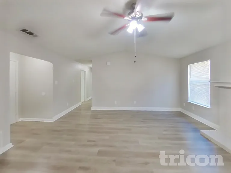 811 Young Dr — Photo 3