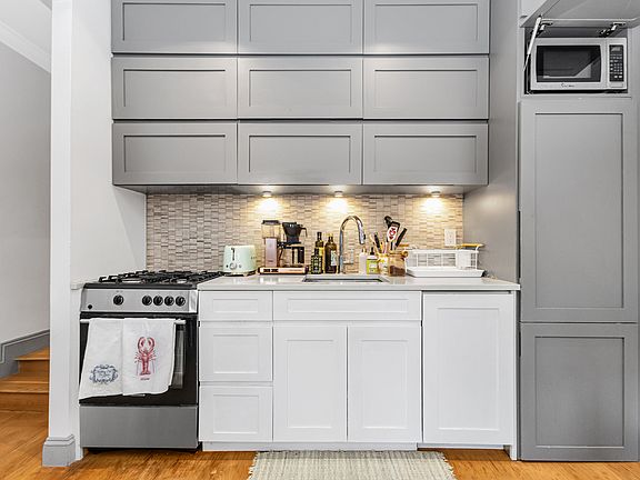 5th image of 421 W 21st St APT 4A