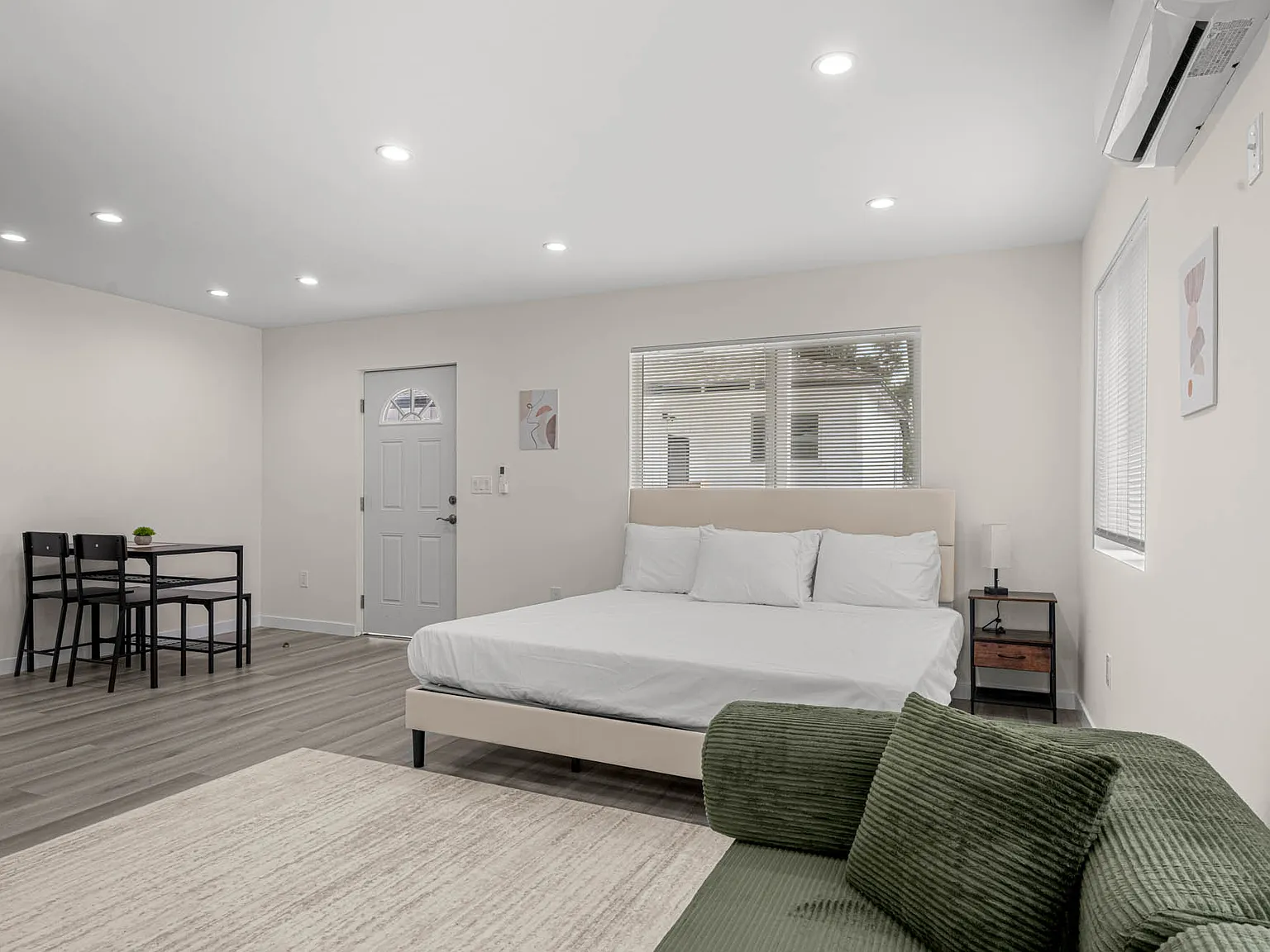 Studio, $3,000 — Photo 2