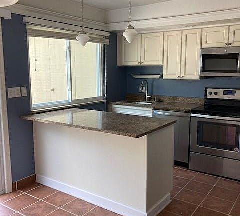 3rd image of 90 Menlo Park Dr