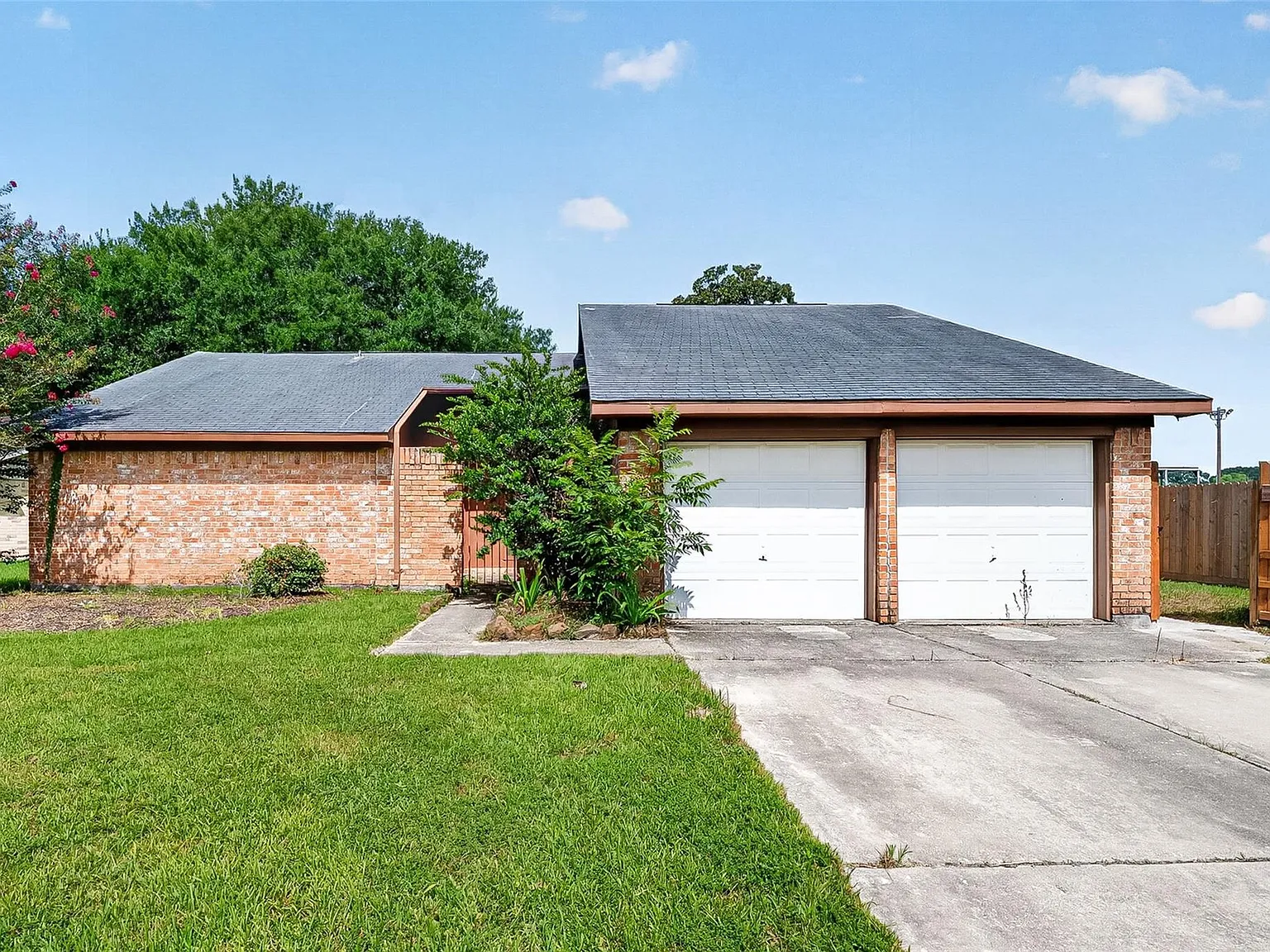 3 bed, 2.0 bath, 1808 sqft, $2,000 — Photo 2