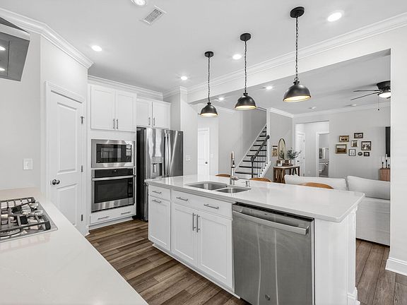 5th image of 215 Sea Cave Ln