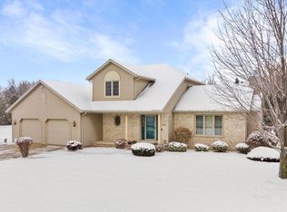 1649 Whitewater Dr, Manitowoc, WI 54220