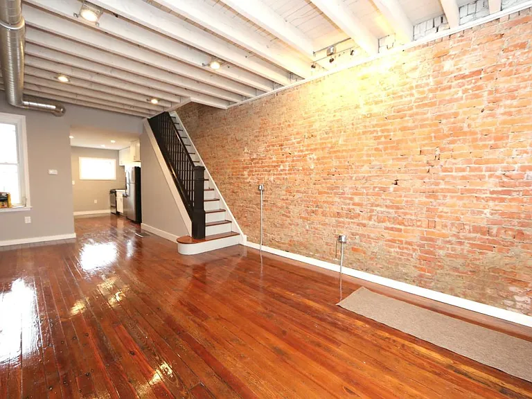 2727 Helen St — Photo 3