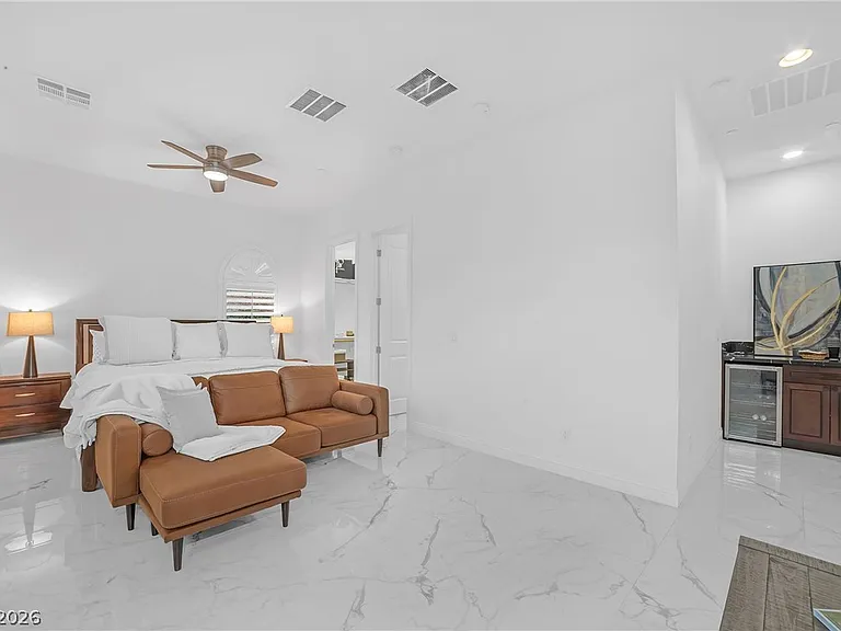 9 Porto Malaga St — Photo 17