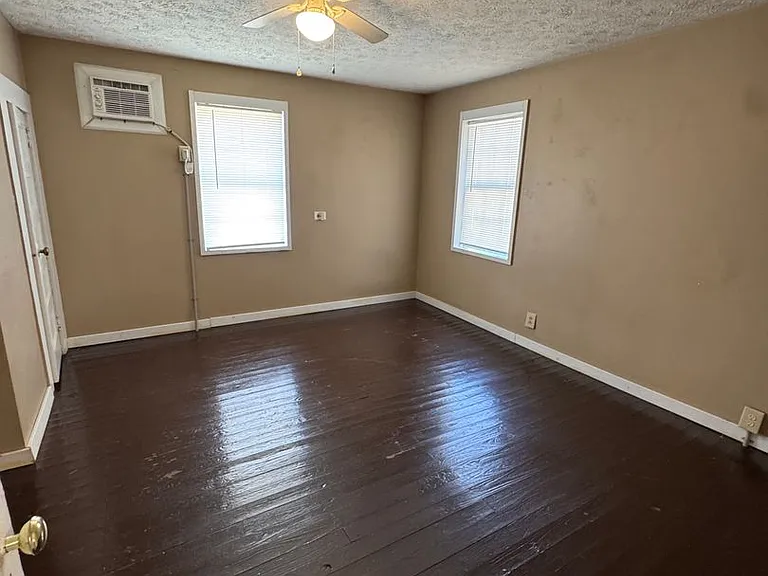 717 Washington St NW — Photo 7