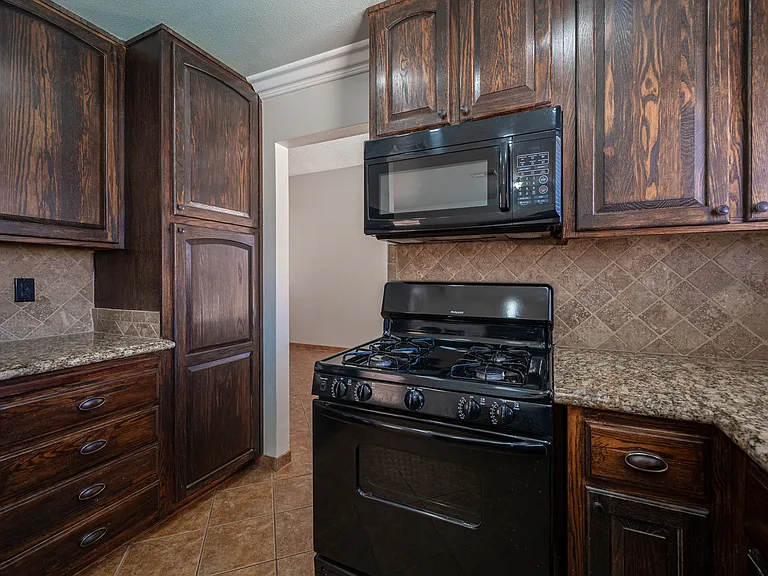 7660 Kalmalii Ave — Photo 41